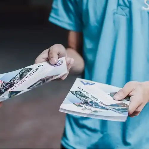 Een ervaren flyeruitdeleger voert professioneel flyers verspreiden uit
